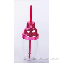 Copo de água de copo de plástico bebendo com palha